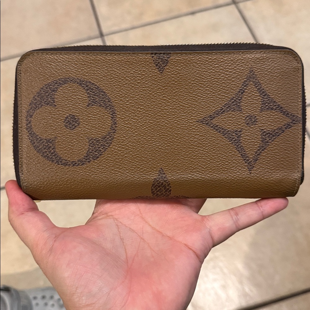 Louis Vuitton Monogram Giant Pattern Coated Canvas Zippy Wallet - Picture 4 of 9